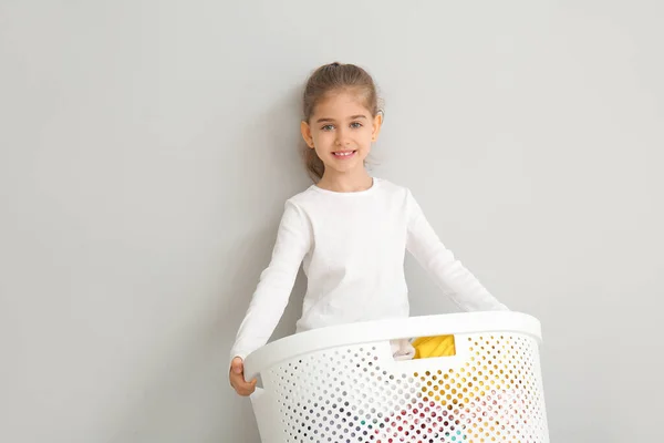 Niña Con Lavandería Sobre Fondo Gris — Foto de Stock