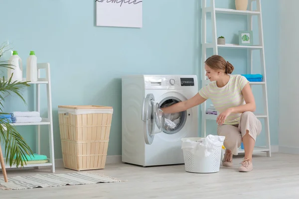 Mujer Joven Haciendo Colada Casa — Foto de Stock