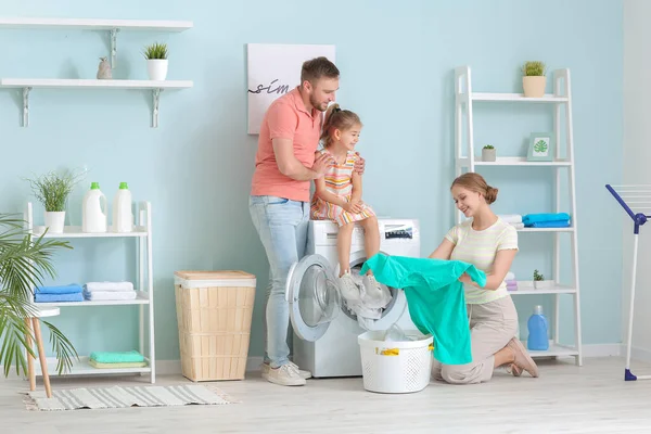 Família Lavando Roupa Casa — Fotografia de Stock