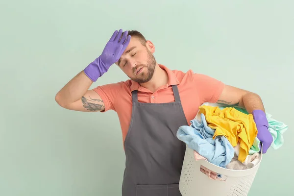 Uomo Stanco Con Lavanderia Sfondo Grigio — Foto Stock