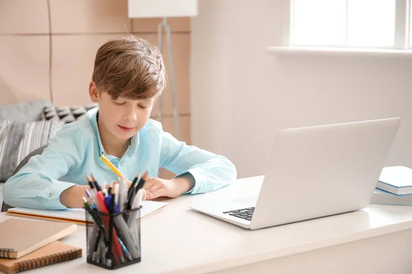 Słodki Chłopczyk Uczy Się Domu Pojęcie Edukacji Internetowej — Zdjęcie stockowe