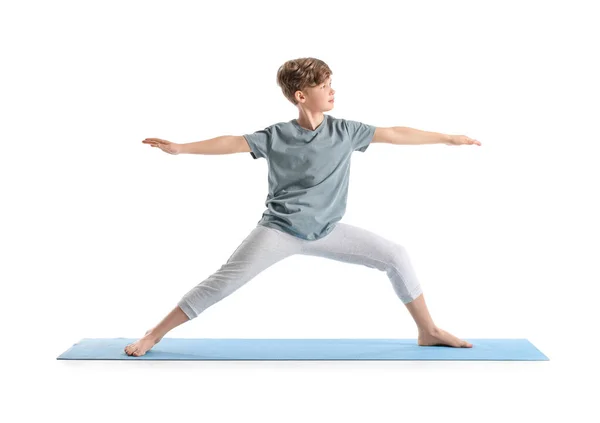 Netter Kleiner Junge Praktiziert Yoga Auf Weißem Hintergrund — Stockfoto