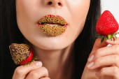 Sexy junge Frau mit Erdbeere, Nahaufnahme