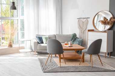 Halısı ve masası olan bir oturma odası.