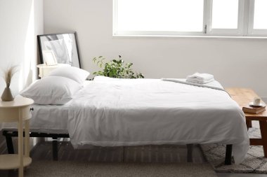 Modern şık yatak odasının içi.