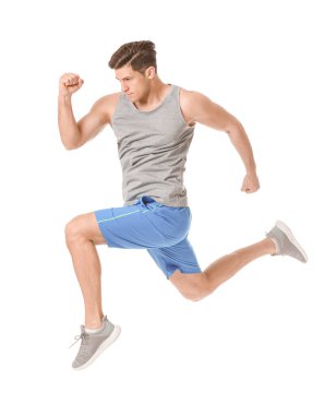 Beyaz arka planda sportif koşan genç adam