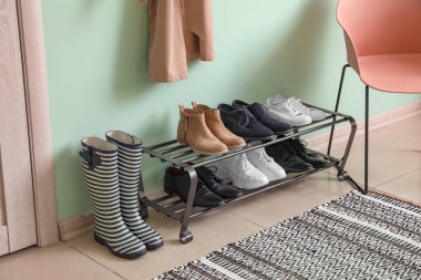 Modern salonun şık iç tasarımı. Ayakkabılar stantta.