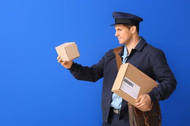 Renkli arka planda yakışıklı genç postacı