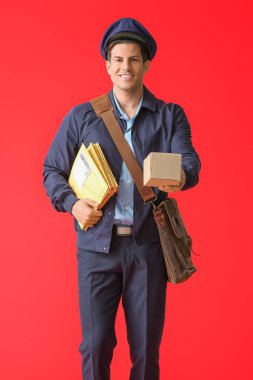 Renkli arka planda yakışıklı genç postacı