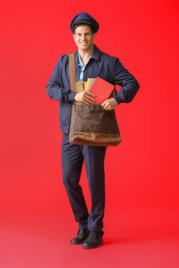 Renkli arka planda yakışıklı genç postacı