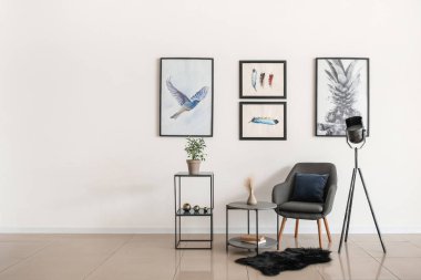 İçinde resimler olan modern bir oda.