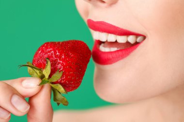 Çilekli, renkli genç kadın, yakın plan.