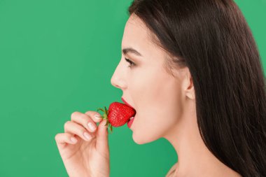 Renkli çilekli seksi genç kadın.