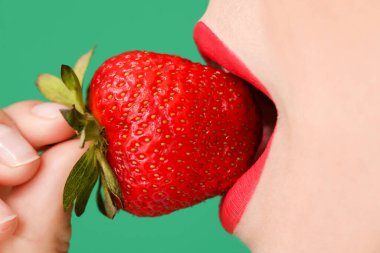 Çilekli, renkli genç kadın, yakın plan.