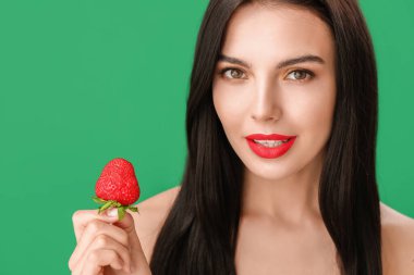 Renkli çilekli seksi genç kadın.