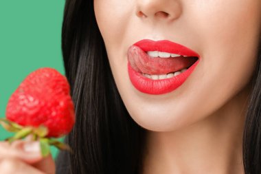 Çilekli, renkli genç kadın, yakın plan.