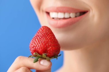 Çilekli, renkli genç kadın, yakın plan.