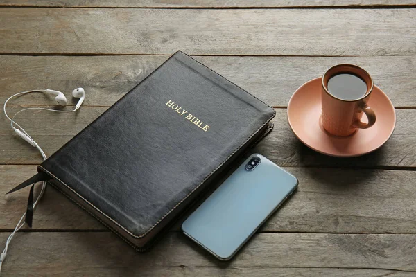 Szent Biblia Tea Mobiltelefon Fülhallgató Fából Készült Háttérrel — Stock Fotó