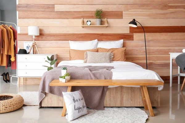 Ruangan Interior Bergaya Dengan Tempat Tidur Besar Dan Bangku — Stok Foto