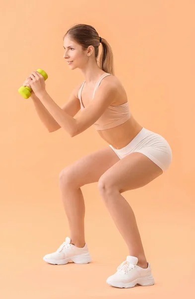 Sportowa Młoda Kobieta Trening Tle Koloru — Zdjęcie stockowe