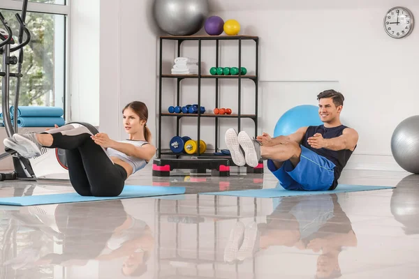 Deportiva Joven Pareja Entrenamiento Gimnasio — Foto de Stock