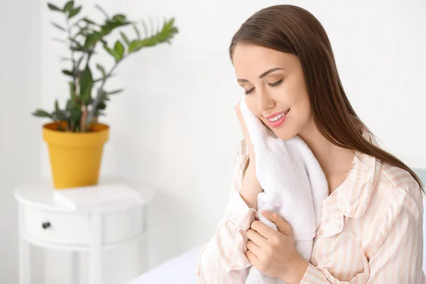 Young Woman Clean Laundry Home — Stock Photo, Image