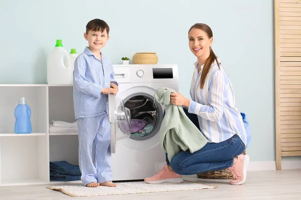 Jovem Com Seu Filho Fazendo Lavanderia Casa — Fotografia de Stock
