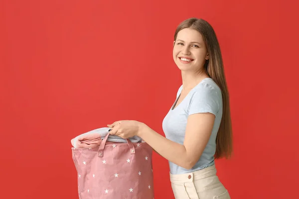 Mujer Joven Con Ropa Limpia Sobre Fondo Color — Foto de Stock
