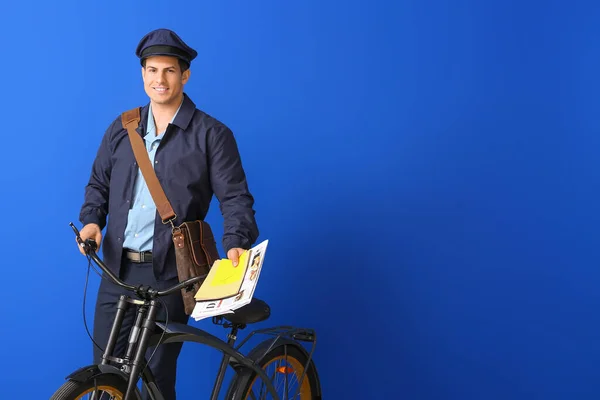 Hermoso Joven Cartero Con Bicicleta Sobre Fondo Color — Foto de Stock