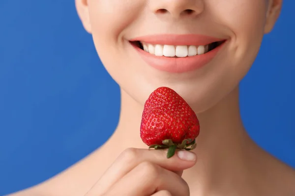 Giovane Donna Sexy Con Fragola Sfondo Colore Primo Piano — Foto Stock