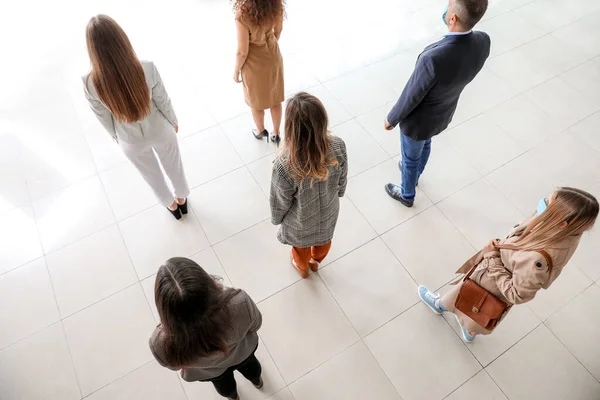 Grupo Personas Pie Con Distancia Social Interior Concepto Epidemia — Foto de Stock