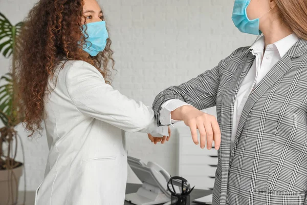 Mulheres Jovens Máscaras Protetoras Cumprimentam Escritório Conceito Epidemia Coronavírus — Fotografia de Stock