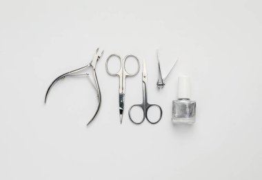 Beyaz arkaplanda manikür malzemeleri