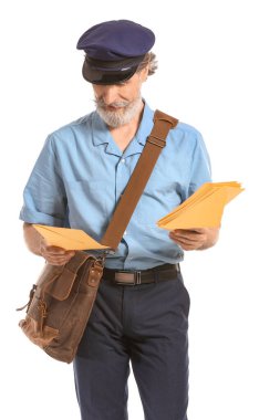 Beyaz arka planda yakışıklı yaşlı postacı