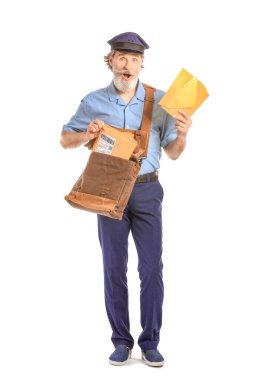 Beyaz arka planda şaşırmış yaşlı postacı.