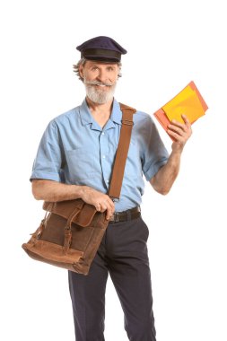 Beyaz arka planda yakışıklı yaşlı postacı