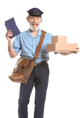 Beyaz arka planda yakışıklı yaşlı postacı