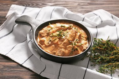 Lezzetli biftek stroganoff masada.