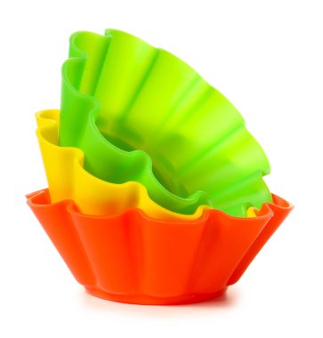 Beyaz arka planda kek pişirme bardakları