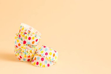 Renkli arka planda kek pişirme bardakları