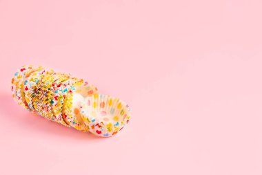 Renkli arka planda kek pişirme bardakları