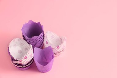 Renkli arka planda kek pişirme bardakları