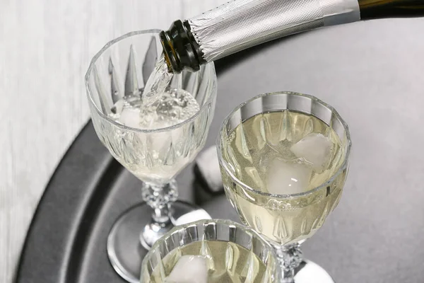 Verser Champagne Dans Des Verres Sur Table — Photo