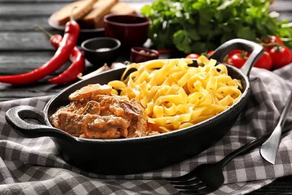 Goût Boeuf Stroganoff Avec Des Pâtes Sur Table — Photo