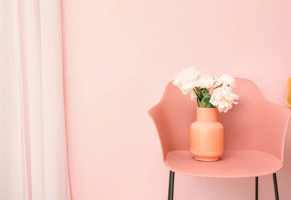 Βάζο Όμορφα Λουλούδια Παιώνιος Στην Καρέκλα Κοντά Στον Τοίχο Χρώμα — Φωτογραφία Αρχείου