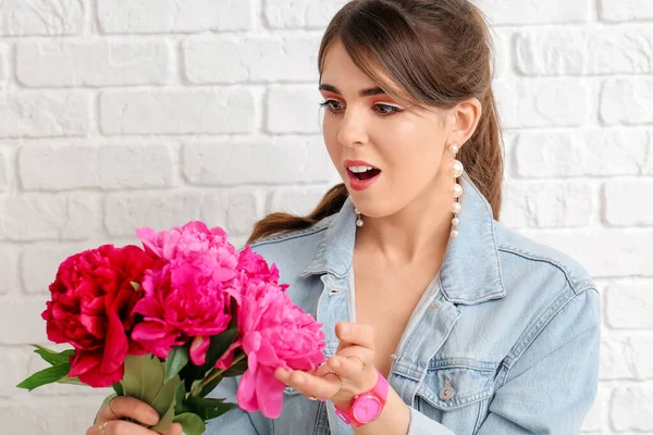 Femme Surprise Avec Belles Fleurs Pivoine Sur Fond Brique Blanche — Photo