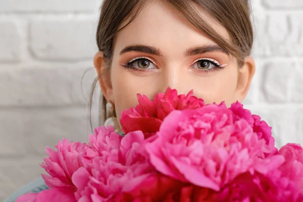 Mujer Joven Con Hermosas Flores Peonía Sobre Fondo Ladrillo Blanco — Foto de Stock