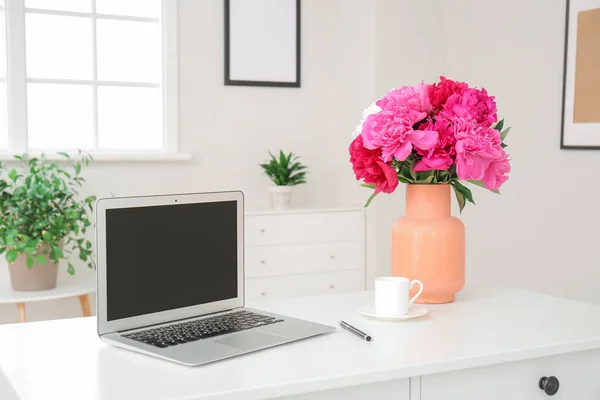 Wazon Pięknymi Kwiatami Piwonii Laptop Stole Pokoju — Zdjęcie stockowe