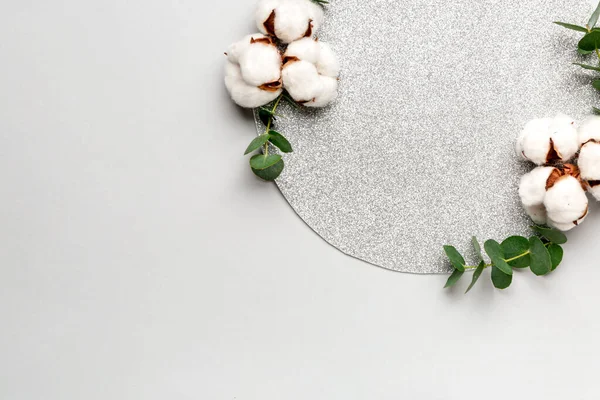 Komposition Mit Schönen Baumwollblumen Auf Hellem Hintergrund — Stockfoto