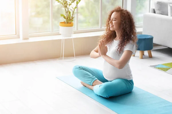 Young Pregnant Woman Practicing Yoga Home — Stock Photo, Image